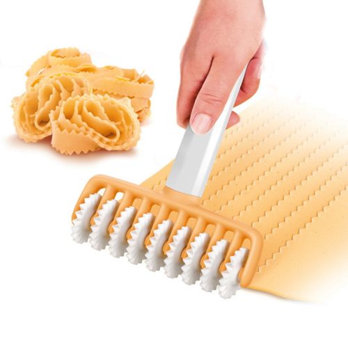 Görgős műanyag tészta és derelyevágó