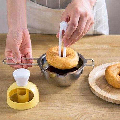 Fánkszaggató, fánk kiszúró csipesszel 