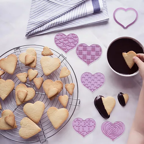 6 darabos műanyag süteménykiszúró és nyomda – Szívek